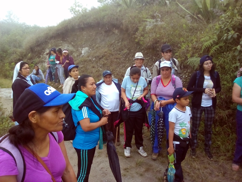 Camporredondo. Con Hna. Natalia Huamán. Es relevante la presencia de personas mayores