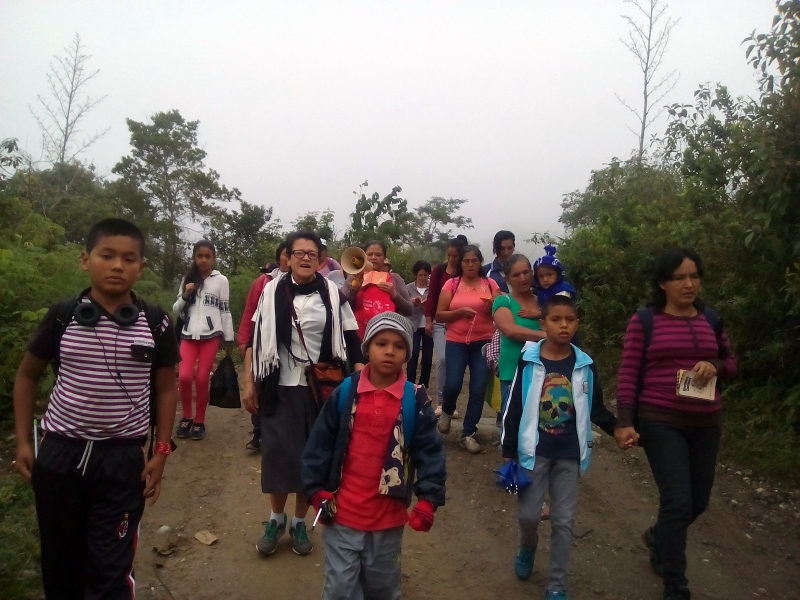 Camporredondo. Hna. Nora Zuleta Posada presente en la marcha