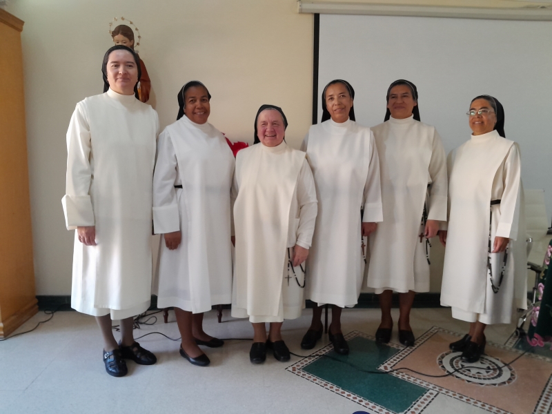 Sur la photo, de gauche à droite : Sœur Luz Nelly Quintana Perez ; Sœur Eva Cristina Trinidad Méndez ; Sœur Maria Escayola Coris ; Sœur Luz Marina Socha Gómez, Supérieure provinciale ; Sœur Flor Mariela Jiménez Beltrán ; Sœur Yaneth Gaona Bejarano