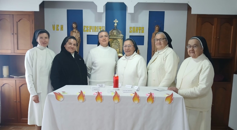 De gauche a droite : Sr. Omayra Salazar Diaz, Sr. Elsa Patricia Bernal Cortés,  Sr. Rosa Elvira Carvajal Cifuentes, Sr. Ligia Castillo Barrera, Sr. Maria Celina Gómez Rueda, Sr. Berta Inés