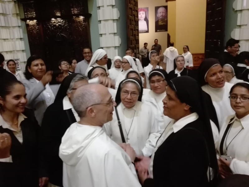 Fr. Bruno y Hna. Ofelia. En el centro, Hna. Juana Sarmiento, dominica de santa Rosa de Lima