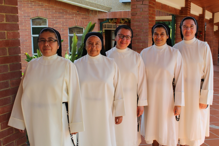 From left to right: Srs. Fabiola, Soledad, Pastora, Flor Mariela, Luz Nelly