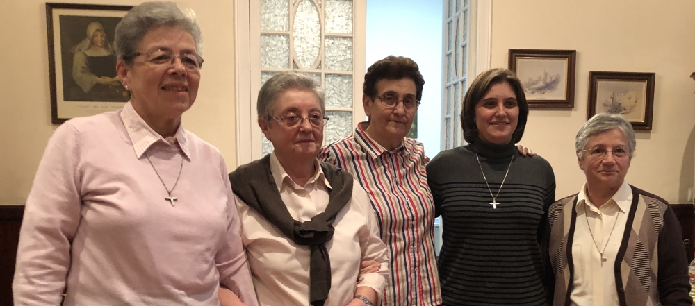 De derecha a izquierda: Hnas. Myriam, María Dolores, Ángela, Conchi, María Nieves