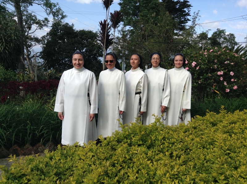 From left to right: Srs. María Esperanza Balaguera, Blanca Azucena Guzmán, Nidia Beatriz Mesa (Provincial Superior), Gilma Corredor, Laura Inés Niño 