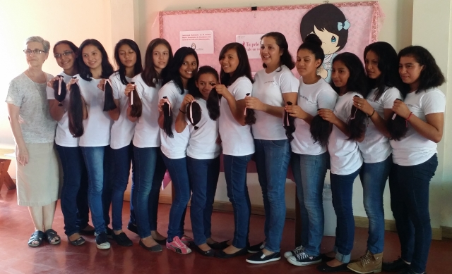 Sr. Teresa Maria avec le groupe de donneurs de cheveux