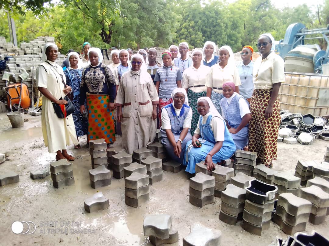 Les soeurs et les novices au chantier de Faso Meebo 