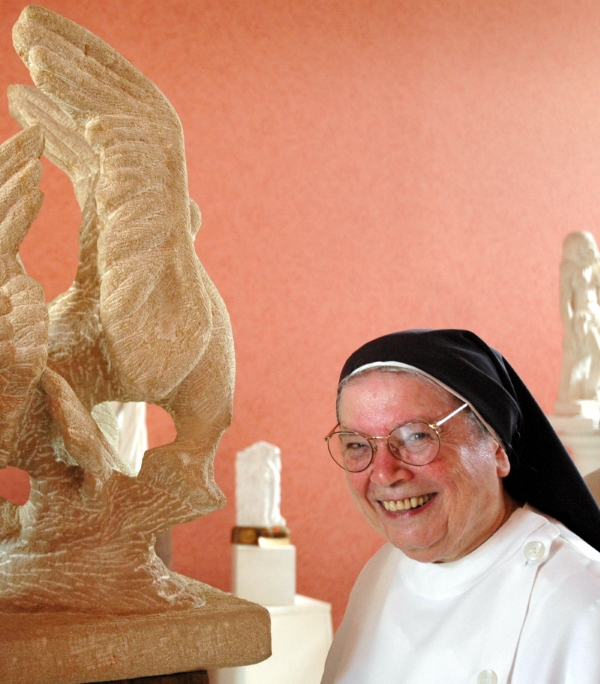 Sr. Marie Séraphie avec une de ses œuvres