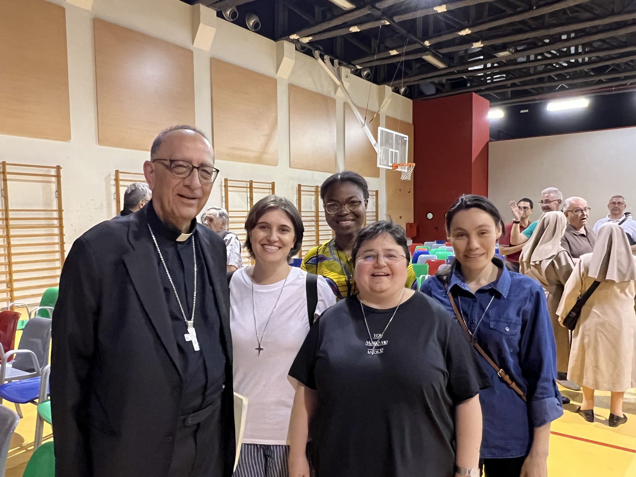 Hnas. Conchi, Viviane, Gemma y Tatiana con el cardenal-arzobispo de Barcelona, Juan José Omella
