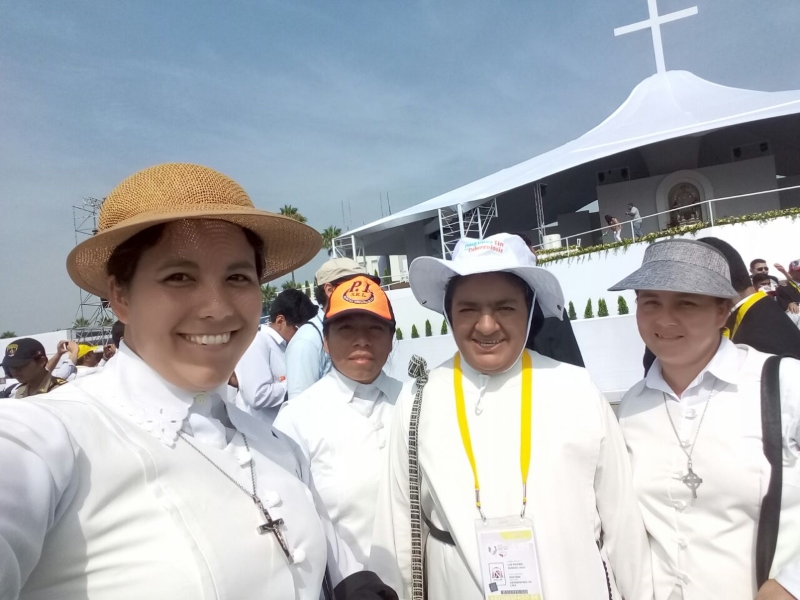 Hna. Maribel lleva la credencial, con hermanas de otras congregaciones