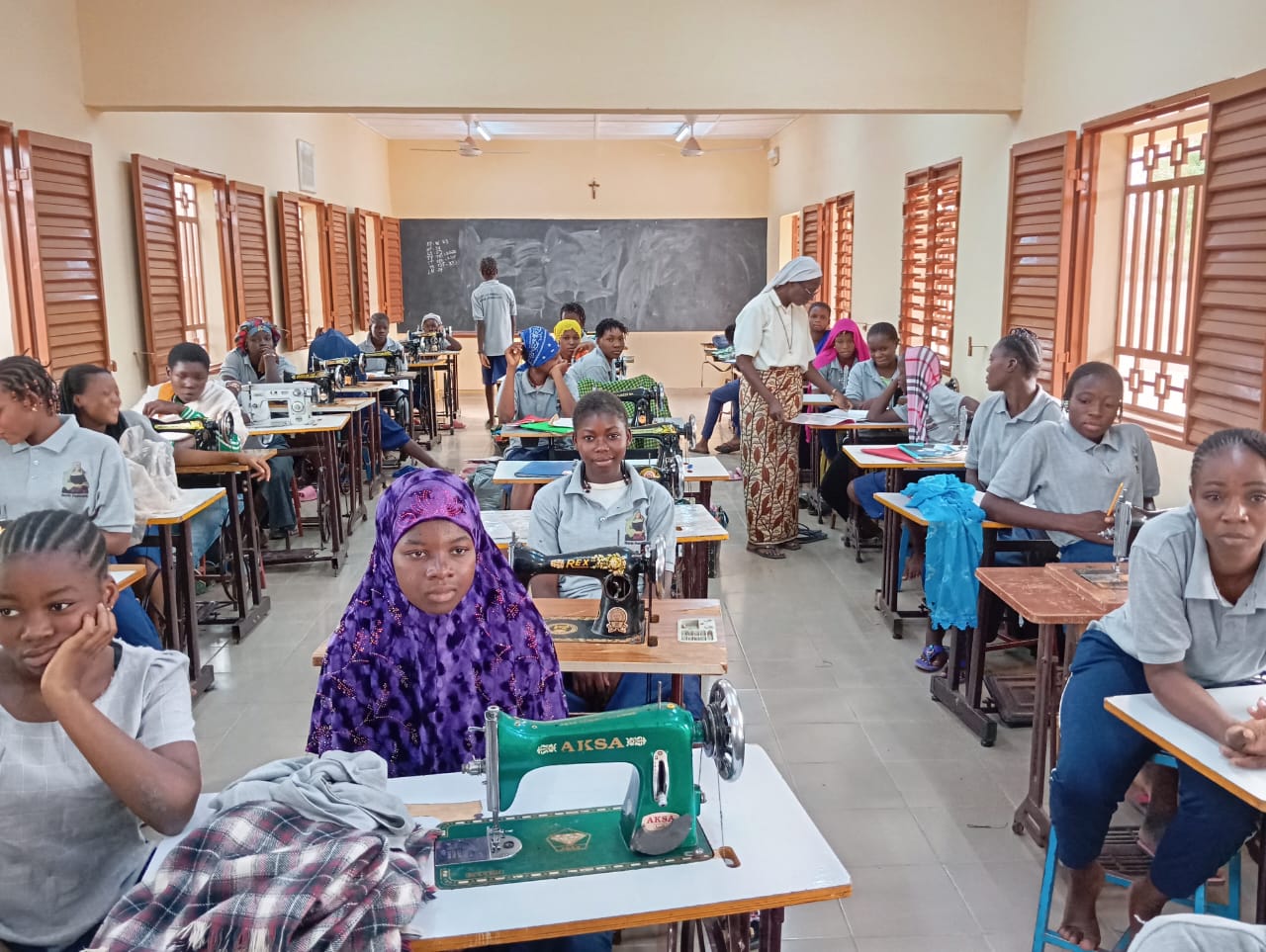 Sr. Odile BOUNKOUNGOU en classe avec les filles du centre de Boassa 
