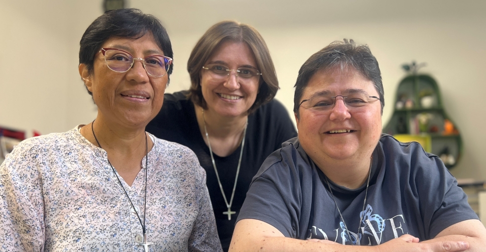 Sr. Martha Mendieta, conseillère générale en charge du MCS, avec Srs. Gemma et Conchi, webmasters
